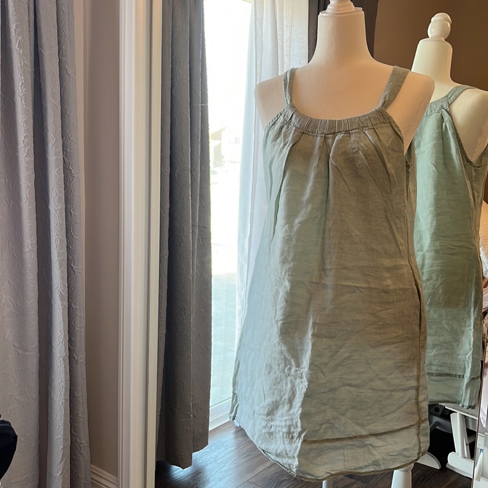 Malvin Linen Sleeveless dress. Gentle used. No flaws noted.